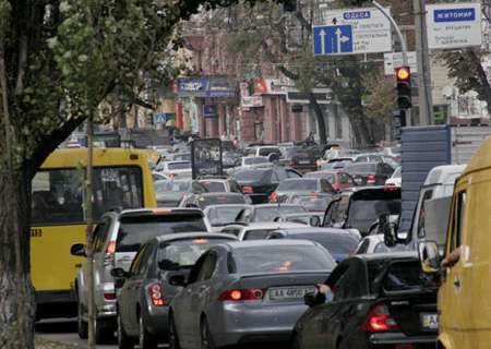В Киеве в пробке обстреляли иномарку, ранен водитель В Киеве в пробке обстреляли иномарку, ранен водитель