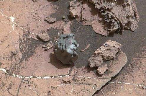 Марсоход Curiosity обнаружил второй кусок железно-никелевого метеорита Марсоход Curiosity обнаружил второй кусок железно-никелевого метеорита